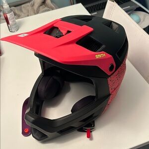 SMITH Black and Red Full-Face Helmet